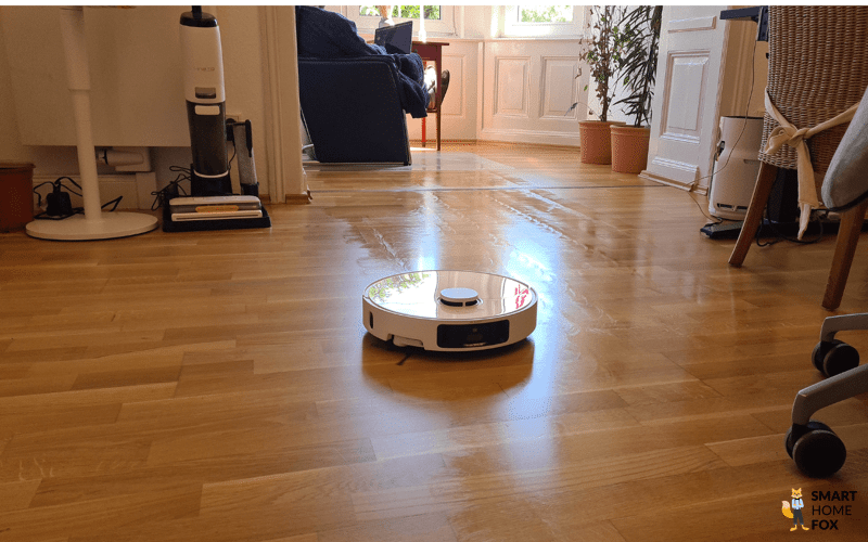 Dreame X40 Ultra моет ламинат.